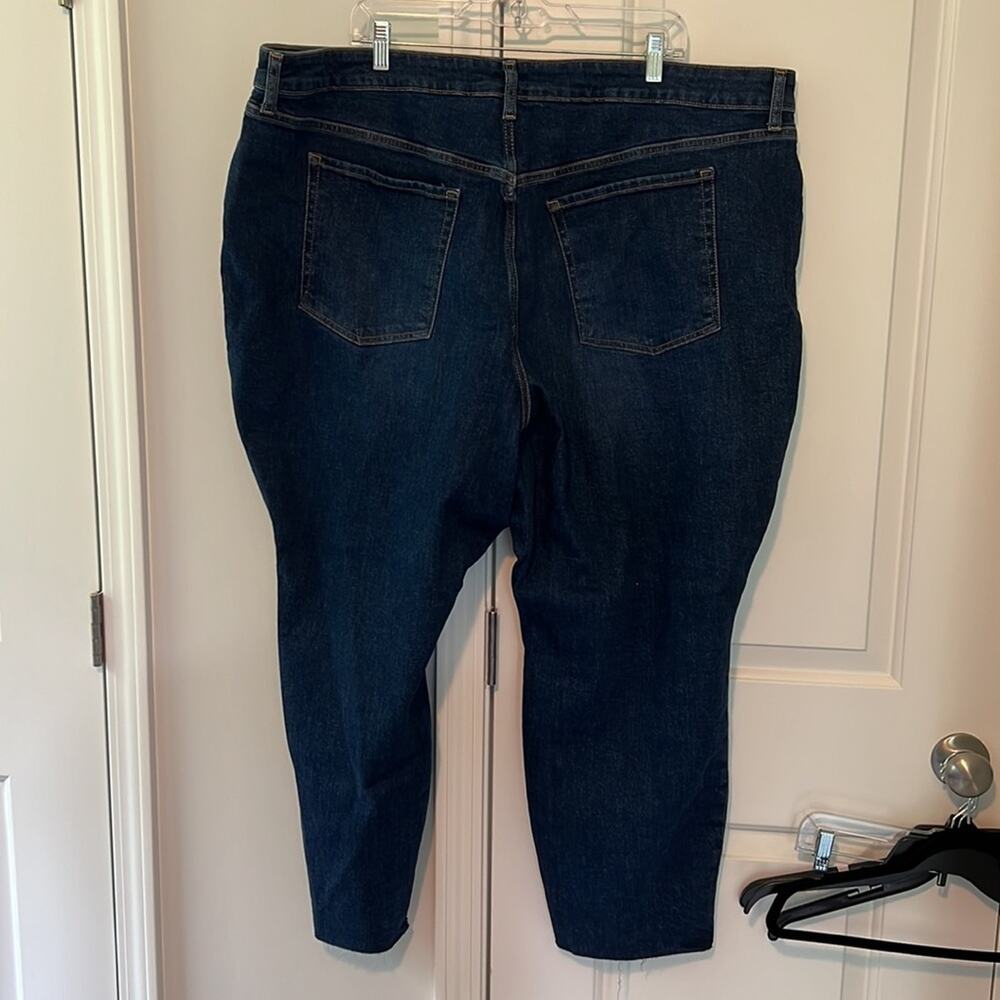 Old Navy Curvy High-Waisted Button-Fly OG Straight Cut-Off Ankle Jeans - Picture 10 of 16